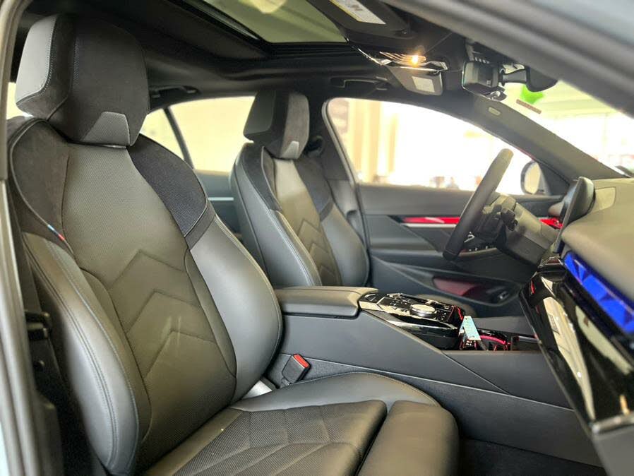 
								BMW 5 Series 540i xDrive full									