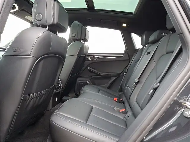 
								Porsche Macan full									