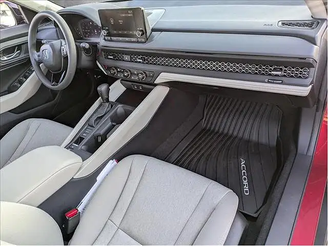 
								Honda Accord SE full									