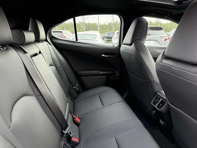 
								Lexus UX 300h F Sport Design full									