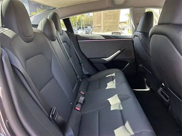 
								Tesla Model 3 full									