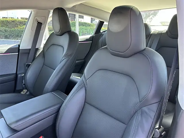 
								Tesla Model 3 full									