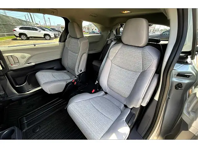 
								Toyota Sienna LE full									